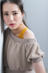 カジュアルファッションの女性