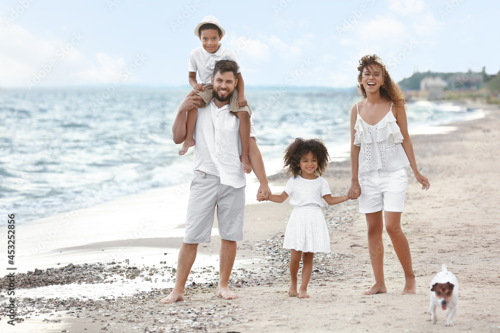 Poster Happy family on sea beach