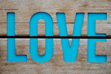 Schriftzug love "LOVE" in blau, türkis in Holz gefräst
