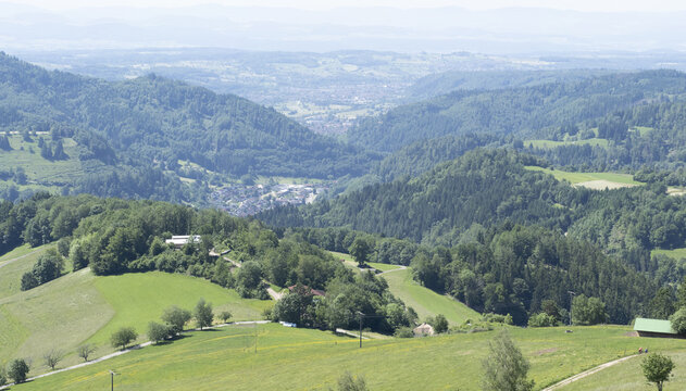 Schwarzwald Landschaft. Panoramablick von Pfaffenberg und Zeller Bergland. Am Südhang des Zeller Blauen zu Ausblicken ins Vordere Wiesental, Zell und Lörrach 