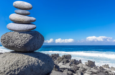 Pierres superposées sur plage
