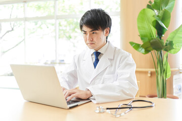 デマ情報に悩む男性医師