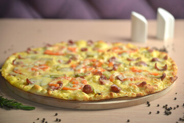 Pizza with ham, pepper and olives