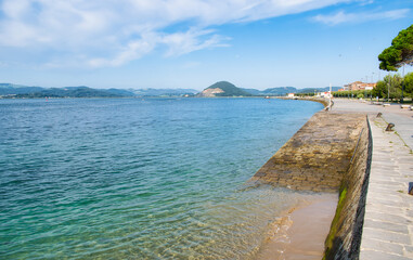 Paseo marítimo de la villa de Santoña en Cantabria, España