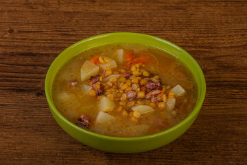 Pea soup with smoked ribs