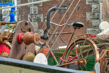 Fahrrad auf einem historischen Boot im alten Hafen in Rotterdam