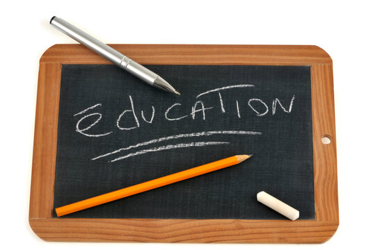 &Eacute;ducation &eacute;crit en fran&ccedil;ais sur une ardoise d'&eacute;cole