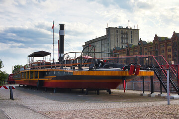 Schiff im Wissenschaftshafen, ehemaliger Handelshafen an der Elbe in Magdeburg, Sachsen Anhalt, Deutschland