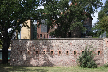 Fototapeta na wymiar Alte Wehranlage, Stadtmauer am Ufer der Elbe in Magdeburg, Sachsen Anhalt, Deutschland