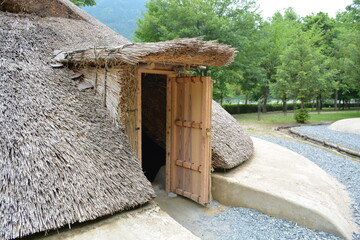 竪穴式住居の再現（弥生）