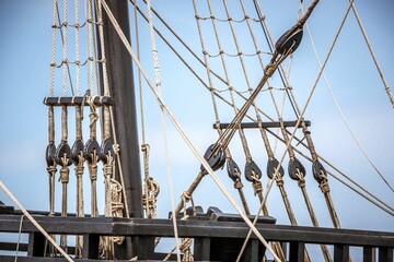 Partes de un velero español del siglo XVI: flechaste, cabullería, obenque, jarcia, vigota, regata