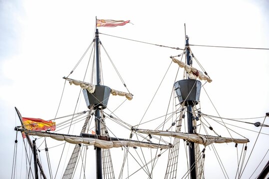 Partes de un velero espa&ntilde;ol del siglo XVI: estandarte, cofa, gavia, obenque, verga, mayor, trinquete, mesana