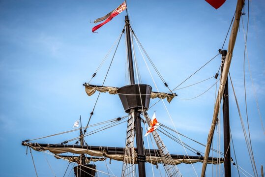 Partes de un velero espa&ntilde;ol del siglo XVI: estandarte, cofa, gavia, obenque, verga, mayor, trinquete, mesana