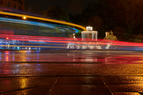 Wittelsbacher Brunnen am Lenbachplatz in M&uuml;nchen mit Verkehr in der Nacht, Bayern, Deutschland, Europa