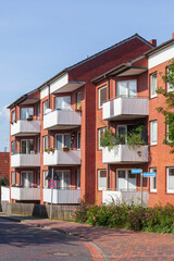 Mehrfamilenhaus aus Backstein, Wohngebäude, Varel, Niedersachsen, Deutschland, Europa