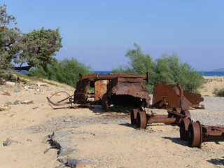 Überreste des Bergbaus in den Dünen von Piscinas - 453286449