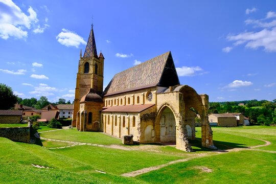 EGLISE LA BENISSONT DIEU LOIRE COMMUNE DE CHARLIEU