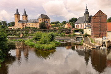 Fototapeta na wymiar Rochlitz an der Zwickauer Mulde; Panorama mit Schloss, Petrikirche und Schlossmühle