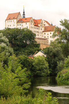 Colditz in Sachsen; Blick von der Zwickauer Mulde zum Schloss Colditz