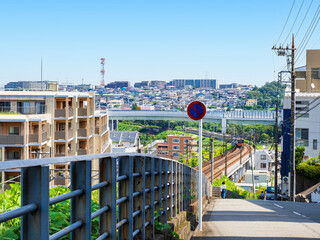 青空が広がる郊外の住宅地　横浜