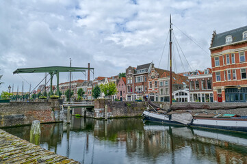 Fototapeta na wymiar Brücke und Häuser im historischen Hafenviertel von Delfshaven in Rotterdam