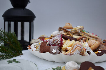 Weihnachtskekse in vielen Sorten mit Laterne und Reisig, Kekse für den Advent mit Schokolade, Lebkuchen, Mürbteig, Windbusserl, Kokos, Nüssen, Keksmischung als Hintergrund