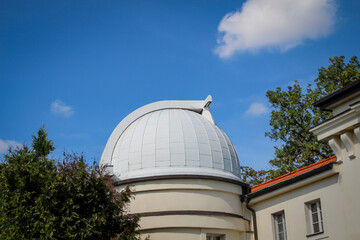 Fototapeta na wymiar Blick auf eine Kuppel von einer Sternwarte.