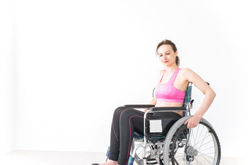 Fototapeta na wymiar スポーツウェアを着て車椅子に乗る外国人の女性