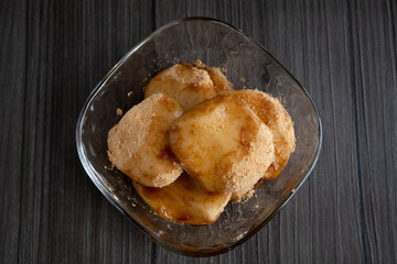 ガラスの器に盛りつけられたきなこもち