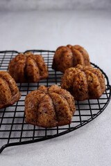 Cake pisang. Mini banana bundt cake topping with edible flower.