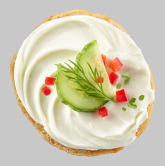 Brötchen mit Frischkäse und mit Gemüse und Dill dekoriert