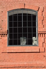 Ziegelmauer mit Bogenfenster Wien Österreich, 04.08.2013