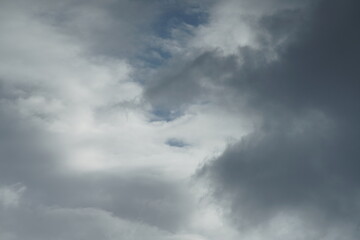 Himmel mit grauen, blauen und wei&szlig;en Regen Wolken am Tage gesehen als ein Beispiel sommerlichen Wetters