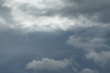 Himmel mit grauen, blauen und weißen Regen Wolken am Tage gesehen als ein Beispiel sommerlichen...