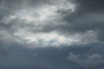 Himmel mit grauen, blauen und weißen Regen Wolken am Tage gesehen als ein Beispiel sommerlichen Wetters