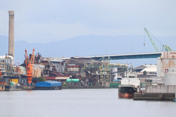 Fototapeta premium 木津川下流の風景（左側：西成区、右側：大正区）