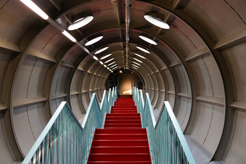 Obraz premium red stairs down the tunnel
