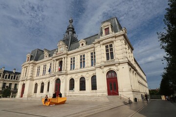Fototapeta premium L'hotel de ville, vue de l'exterieur, ville de Poitiers, departement de la Vienne, France