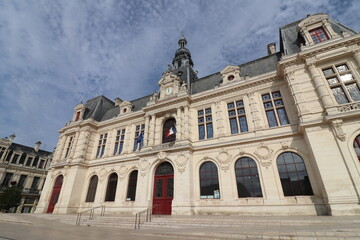 Fototapeta na wymiar L'hotel de ville, vue de l'exterieur, ville de Poitiers, departement de la Vienne, France