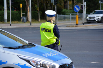 Policjanci  ruchu drogowego polskiej policji  w mieście. - obrazy, fototapety, plakaty