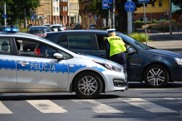 Policjanci  ruchu drogowego polskiej policji  w mieście. - obrazy, fototapety, plakaty
