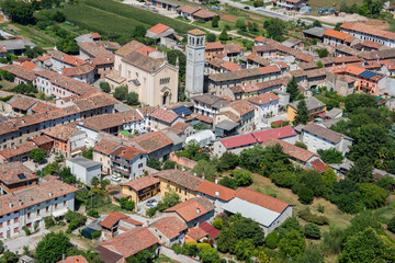 Fotograf&iacute;a a&eacute;rea de la iglesia y centro urbano de un pueblo de la comarca de Pordenone en la regi&oacute;n italiana de Friuli-Venezia-Giulia