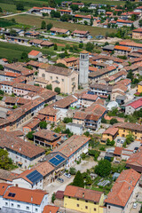 Fototapeta na wymiar Fotografía aérea de un pueblo de la comarca de Pordenone en la región italiana de Friuli-Venezia-Giulia