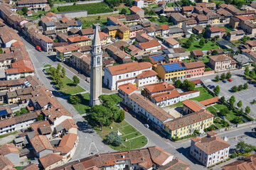 Fotografía aérea de un paisaje urbano en la comunidad de Codroipo en la región italiana de...