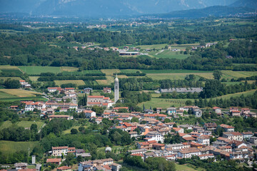 Fototapeta na wymiar Fotografía aérea de un pueblo y del paisaje rural en la región italiana de Friuli-Venezia-Giulia