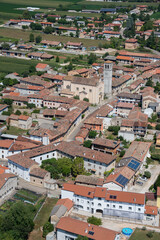 Fotografía aérea de la iglesia y centro urbano de un pueblo de la comarca de Pordenone, Italia