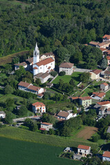 Fotografía aérea de un pueblo de montaña en los alpes Carnicos en la región de Udine en Italia
