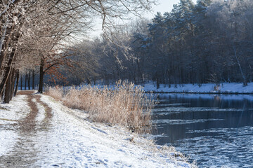 Obraz premium spree oder channel in winter time, close to berlin with snow and ice