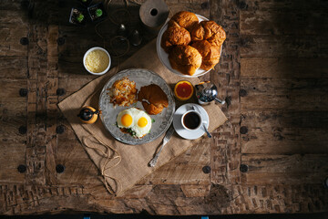Obraz na płótnie Canvas croissant egg sandwich hash brown juice