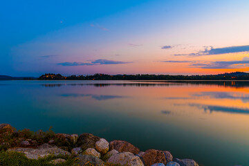 lago varese 02 - tramonto sulle acque tranquille e quasi immobili